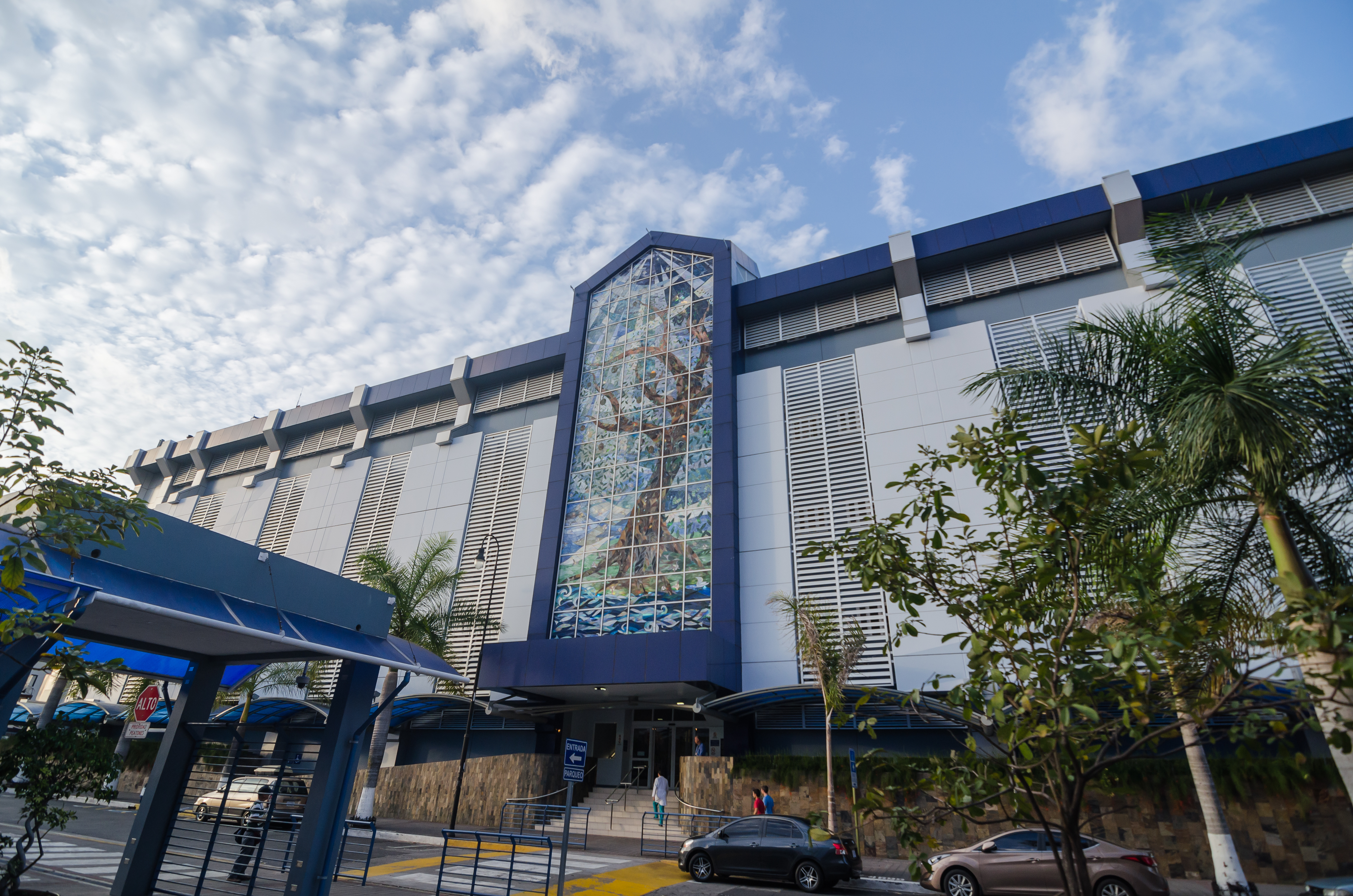 Clínica Bíblica hospital front entrance